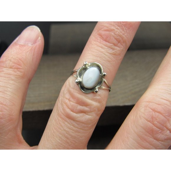 Size 5 Sterling Silver Tarnished Cute White Shell Band Ring - Picture 2 of 6